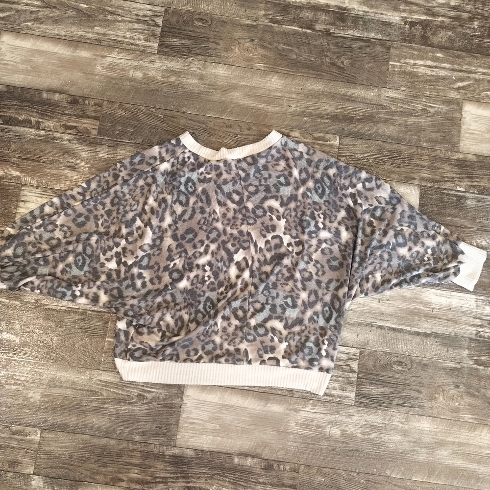 Leopard Print V-Neck Sweater - Picture 4 of 4